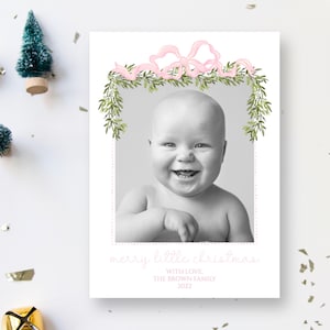 Tarjeta navideña con mensaje feliz: plantilla EDITABLE. Lazo de cinta rosa y guirnalda de invierno. Personalícela para anunciar la Navidad o un recién nacido