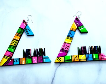 Pendientes afrocéntricos con efecto de luz negra: joyería geométrica de melanina neón pintada a mano.
