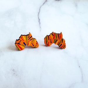 Kente Cloth Africa-oorbellen - handgeschilderde afrocentrische studs - statement sieraden met Afrikaanse print - kleine houten oorbellen