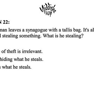 Op de afbeelding: Een zwart-wit afbeelding met een raadsel met de tekst "VRAAG 22" en aanwijzingen over een man die een synagoge verlaat. Het antwoord, "Tallis bags", staat onderaan. De afbeelding bevat een logo in de rechterbovenhoek.