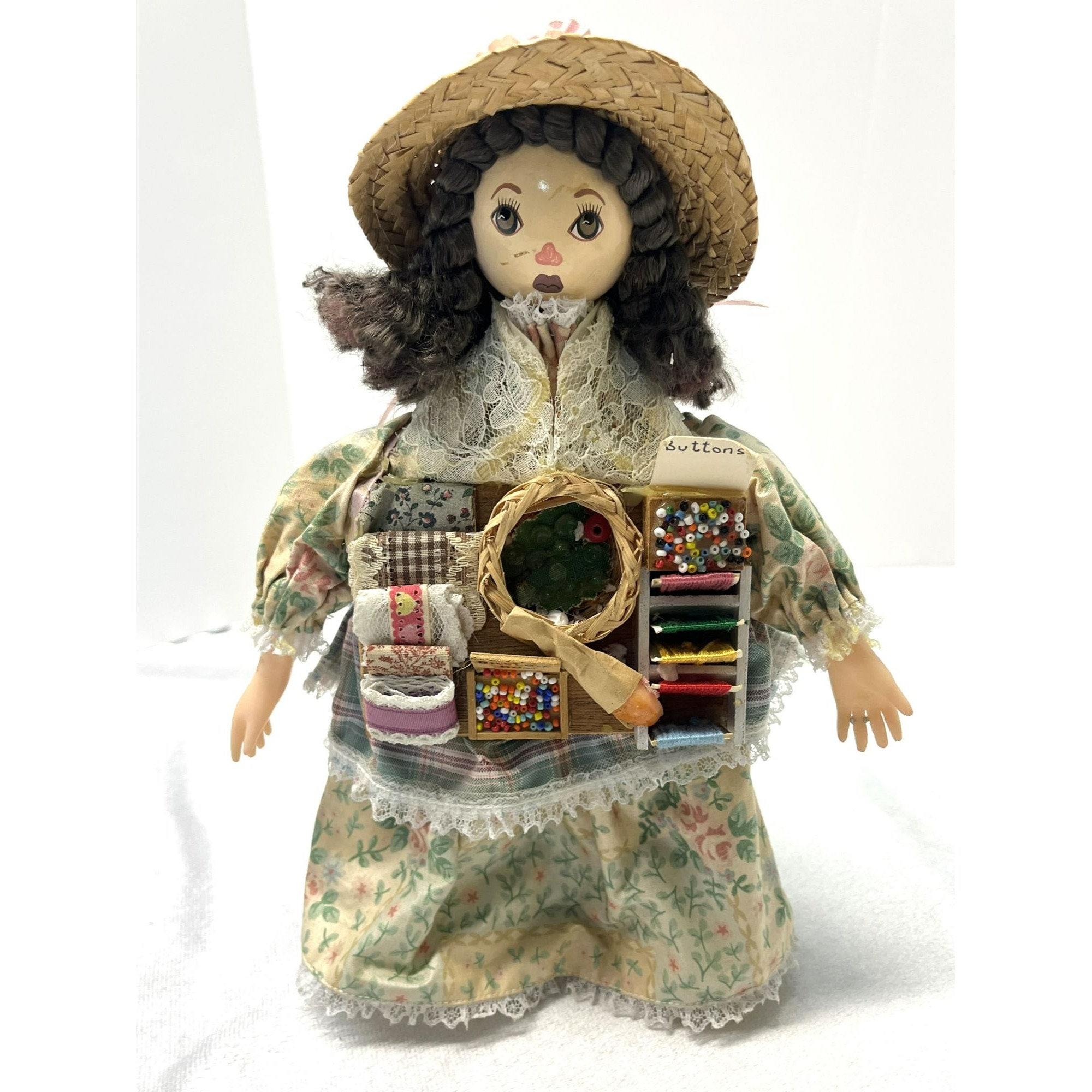 Poupée vendeuse de boutons vintage en bois