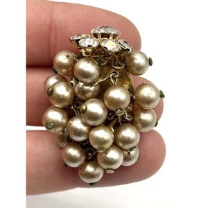 Pin de piel con cuentas de perla de cristal de Marvella Estate
