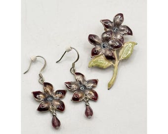 Conjunto de broche y pendientes con flor de esmalte