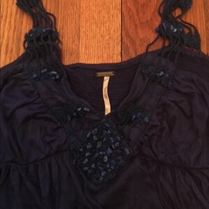 Vestido azul marino con aberturas y cuentas de piedra de Free People imagen 6
