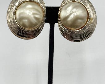 Boucles D'oreilles Clip Doré Antique Avec Fausse Perle Blanche - Non Percées, Neuves, Sans Emballage