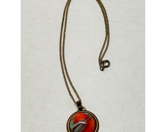 Collar con colgante y dije de vidrio artístico de color naranja estilo art déco