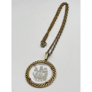 Collana con pendente a intaglio zodiacale con corona trifari in lucite vintage