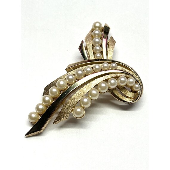 Trifari brooch with pearls deals