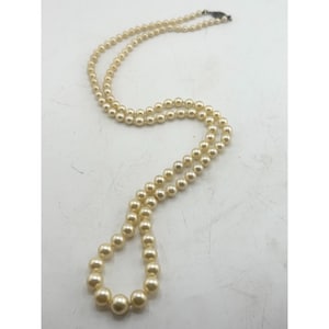 collier de perles vintage en fausses perles sterling avec fermoir en filigrane