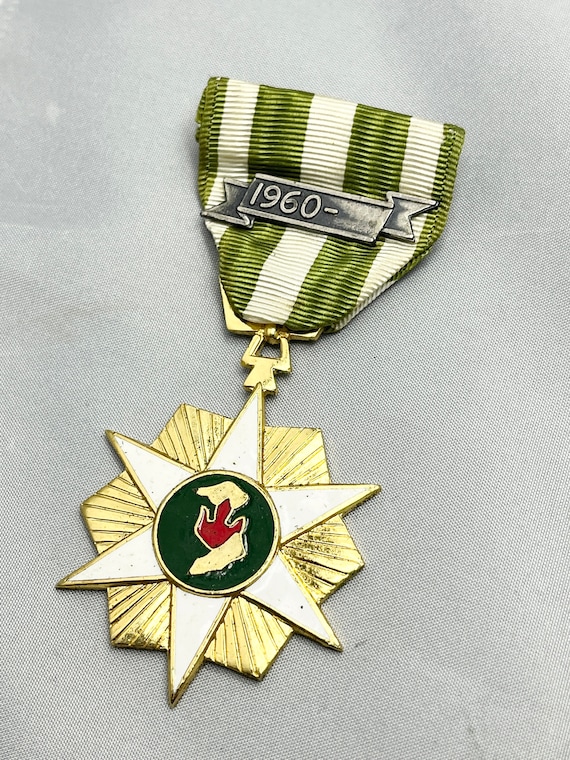 Original Vietnam War US Medal 1960 Ribbon Pin