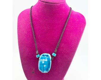 Collar vintage de escarabajo de piedra azul del Renacimiento egipcio