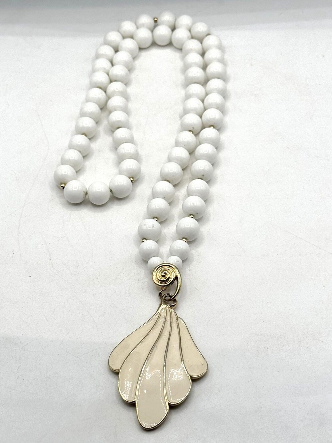 Collier Long Vintage Trifari à 3 Brins, Maille émaillée Blanche - Bijou Rétro Signé, Occasion