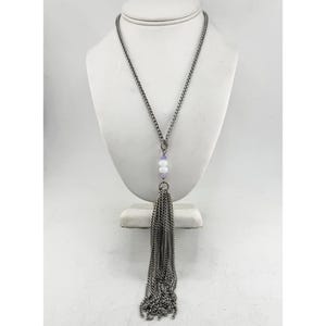 Collar de borlas con cadena de cuentas de vidrio en tono plateado estilo vintage
