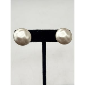 Vintage Crown Trifari Pearl clip on earrings