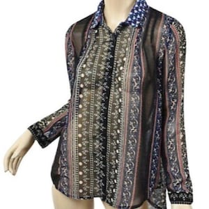 Op de afbeelding: Een doorschijnende button-down shirt met een patroon. De shirt heeft een zwarte basis met verticale strepen in wit, rood en blauw. De kraag heeft een blauw-wit geometrisch patroon. Lange mouwen.