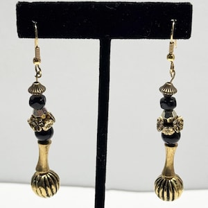 Orecchini pendenti vintage con perline nere e oro
