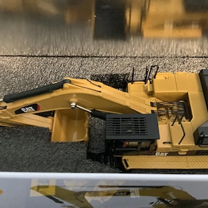 Caterpillar CAT 373D L Hydraulic Excavator 1:50 Scale 85274 Diecast Masters