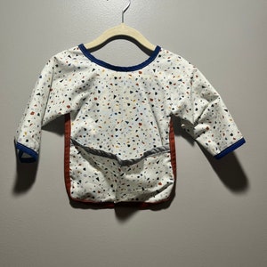 Baby-Lätzchen mit Ärmeln, vollständige Abdeckung Smock für 6-12 Monate, sofort versandfertig, Taschen & Schürze Stil für mess-freie Fütterung