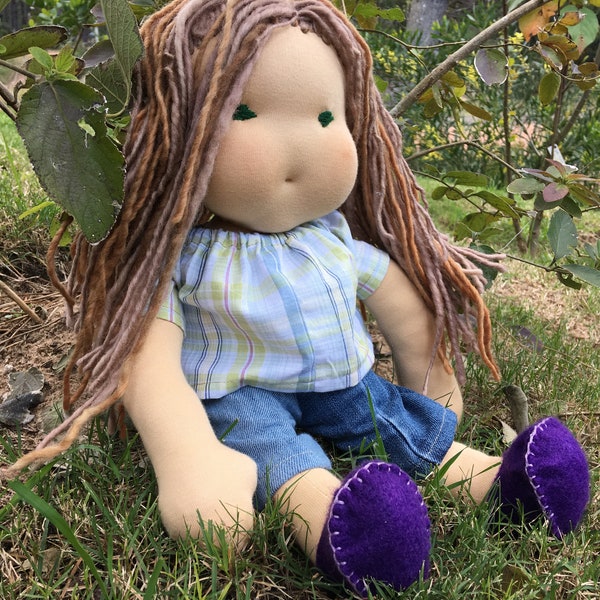 Hermosa muñeca de trapo inspirada en la pedagogía waldorf! totalmente artesanal realizada con materiales naturales. Algodón organico y lana.