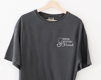 Koszula Comfort Colors Custom dla asystenta medycznego, spersonalizowany prezent na zakończenie studiów pielęgniarki, znak stetoskopu z podziękowaniami dla przyszłej pielęgniarki, pielęgniarka dyplomowana