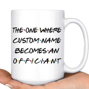 K&ouml;nnte beinhalten: Wei&szlig;e Keramiktasse mit dem Text "THE ONE WHERE CUSTOM NAME BECOMES AN OFFICIANT" in schwarzer Schrift mit bunten Punkten.