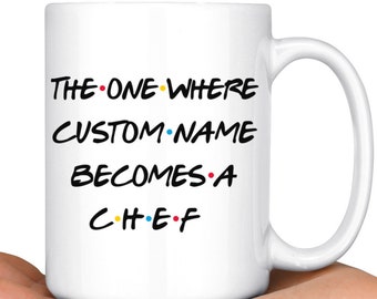 Könnte beinhalten: Weiße Keramiktasse mit schwarzem Text, der "The One Where CUSTOM NAME Becomes A Chef" in einer Schriftart liest, die an die beliebte Fernsehsendung "Friends" erinnert.