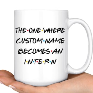 Könnte beinhalten: Weiße Keramik-Kaffeetasse mit einer schwarz-weißen Grafik, auf der "The One Where CUSTOM NAME Becomes An Intern" mit bunten Punkten steht.