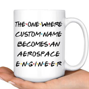 Könnte beinhalten: Weiße Keramiktasse mit einer schwarz-weißen Grafik, auf der "The One Where CUSTOM NAME Becomes An Aerospace Engineer" mit bunten Punkten zwischen den Wörtern steht.