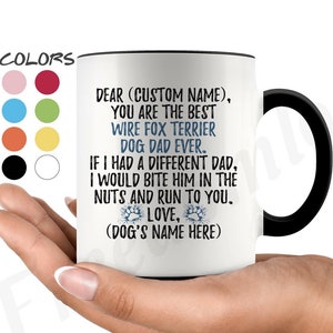 Könnte beinhalten: Weiße Keramik-Kaffeetasse mit schwarzem Rand und Henkel. Die Tasse zeigt ein Textdesign mit der Aufschrift "Lieber (Name des Beschenkten), du bist der beste Wire Fox Terrier-Hundepapa aller Zeiten. Wenn ich einen anderen Papa hätte, würde ich ihm in die Nüsse beißen und zu dir rennen. Liebe, (Name des Hundes hier)"