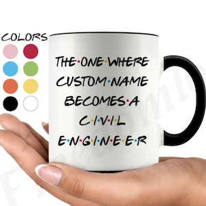 Puede incluir: Taza de cerámica blanca con asa negra. La taza tiene un borde negro y presenta el texto "THE ONE WHERE CUSTOM-NAME BECOMES A CIVIL ENGINEER" en negro con una línea punteada entre cada palabra.