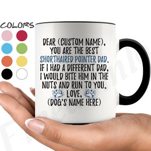 Puede incluir: Taza de café de cerámica blanca con borde y asa negros. La taza tiene un mensaje que dice: "Querido (Nombre personalizado), eres el mejor papá de Braco Alemán de Pelo Corto. Si tuviera un padre diferente, le mordería las nueces y correría hacia ti. Con amor, (Nombre del perro)"