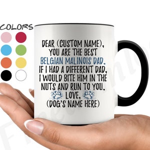 Puede incluir: Taza de café de cerámica blanca con asa negra. La taza tiene un mensaje que dice: "Querido (Nombre personalizado), eres el mejor papá de Malinois belga. Si tuviera un padre diferente, le mordería las nueces y correría hacia ti. Amor, (Nombre del perro aquí)"