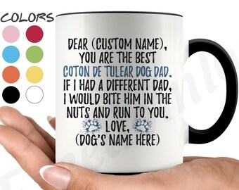 Puede incluir: Taza de café de cerámica blanca con borde y asa negros. La taza tiene un mensaje que dice "Querido (Nombre personalizado), Eres el mejor papá de Coton de Tulear. Si tuviera un padre diferente, le mordería las nueces y correría hacia ti. Amor, (Nombre del perro aquí)"