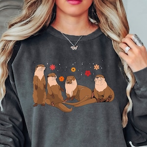 Otters Christmas Santa Comfort Colors Sweatshirt, Cute Otter Xmas Party Tee Gifts for Women, Sea Otter Animal Lover T-Shirt For Him & Her