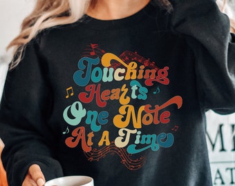Sweat-shirt Touching Hearts And Notes At A Time, Idées cadeaux pour les compositeurs de musique, Sweat-shirt producteur de musique, Music Note Lover, Professeur de musique
