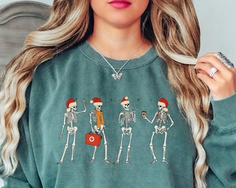 Sudadera navideña con diseño de esqueleto de enfermera, colores cómodos, linda camiseta de fiesta de esqueleto de enfermera registrada, regalo de Navidad para enfermera de urgencias médicas