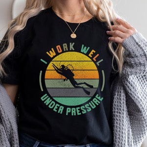 Camiseta Eu trabalho bem sob pressão, camiseta para mergulhador, camiseta para esportes subaquáticos, camiseta para mergulhador em mar profundo, camiseta para presente de mergulhador, camiseta para instrutor de mergulho