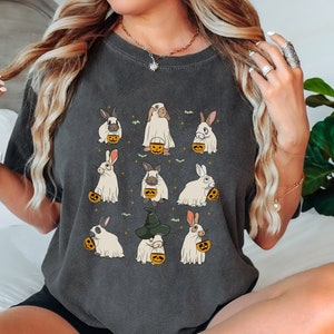 Maglietta con colori comodi per Halloween con coniglio spettrale e fantasma, maglietta con conigli spaventosi e zucche, maglietta con simpatico animaletto coniglio, regalo di Halloween per lei e per lui