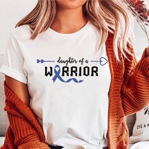 Hija De Un Guerrero Camisa, Colon Cancer Warrior T-Shirt, Cancer Survivor Gift Shirt, Blue Ribbon For Cancer Survivor, Warrior Family Shirt