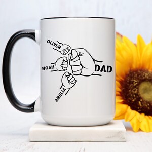 Personalisierte Papa und Kinder mit Hund Kaffeetasse, Familie mit Kindernamen, Vatertagsgeschenk von Kindern, Papa Kinder Hände Tasse, Papa Geschenk vom Kind