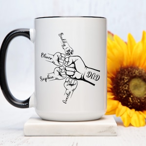 Personalisierte Papa und Kinder mit Hund Kaffeetasse, Familie mit Kindernamen, Vatertagsgeschenk von Kindern, Papa Kinder Hände Tasse, Papa Geschenk vom Kind