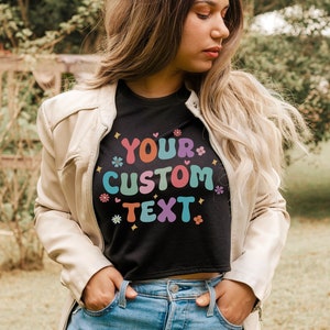 Camiseta recortada para bebé con texto personalizado para mujer - Camiseta personalizada con un estilo retro - Despedida de soltera - Retroceso de finales de los 90 Estilo Crop Top Tee
