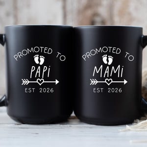 Första gången Mami Papi svart kaffemuggset, befordrad till mormor, nyblivna morföräldrar graviditetsavslöjande, bebismeddelande anpassningsbar mugg