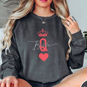 キング＆クイーンカップルのレトロマッチングコンフォートカラースウェットシャツ、花嫁の未来の結婚Tシャツ、新郎になるハネムーン新婚ブライダルシャワーシャツ