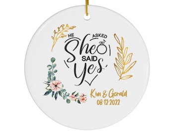 Ha detto sì ornamento, ornamento di Natale di fidanzamento personalizzato, regali di Natale di coppia, ricordo di coppia di fidanzati, regalo personalizzato per coppia