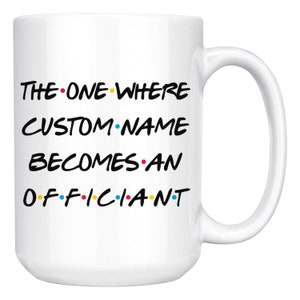 K&ouml;nnte beinhalten: Wei&szlig;e Keramiktasse mit einer schwarzen und bunten Grafik, auf der "The One Where CUSTOM NAME Becomes An Officiant" steht.