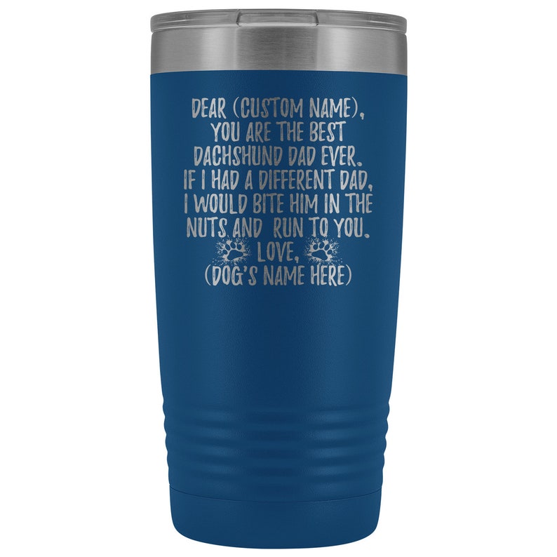 K&ouml;nnte beinhalten: Ein blauer Edelstahlbecher mit silbernem Deckel. Der Becher tr&auml;gt eine Inschrift mit dem Text: "Lieber (Name des Beschenkten), Du bist der beste Dackel-Papa aller Zeiten. Wenn ich einen anderen Papa h&auml;tte, w&uuml;rde ich ihm in die N&uuml;sse bei&szlig;en und zu dir rennen. Liebe, (Name des Hundes hier)"