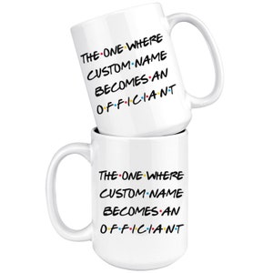 K&ouml;nnte beinhalten: Wei&szlig;e Keramik-Kaffeetasse mit einer schwarzen und bunten Grafik, auf der "THE ONE WHERE CUSTOM-NAME BECOMES AN OFFICIANT" steht.