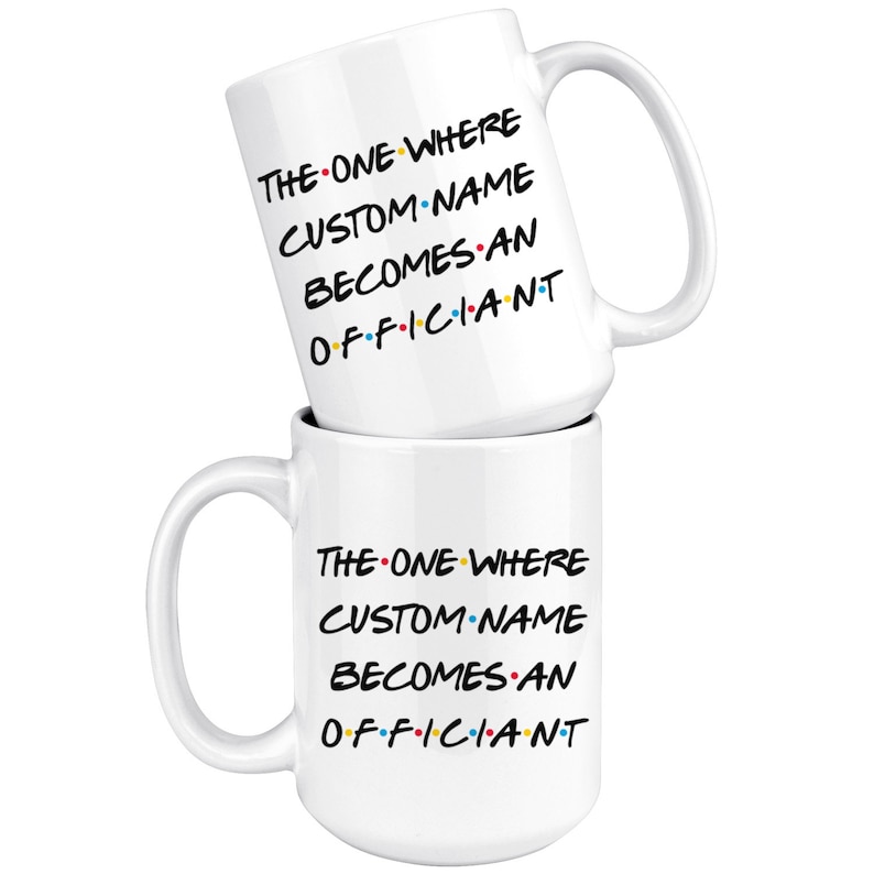 K&ouml;nnte beinhalten: Wei&szlig;e Keramik-Kaffeetasse mit einer schwarzen und bunten Grafik, auf der "THE ONE WHERE CUSTOM-NAME BECOMES AN OFFICIANT" steht.