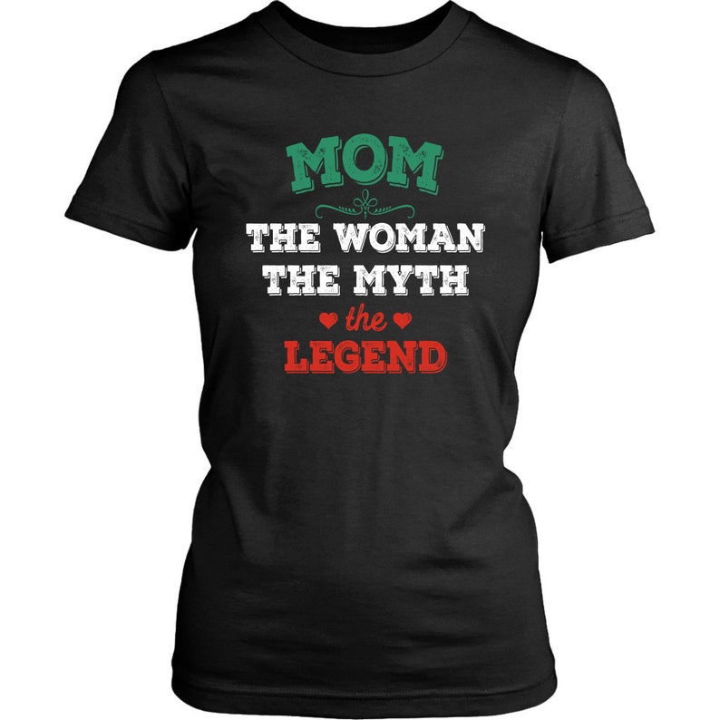 Puede incluir: Camiseta negra con texto verde y rojo que dice "MOM THE WOMAN THE MYTH the LEGEND".